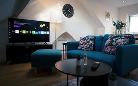 Modern 3 Bed City Centre Apartment - Free Parking